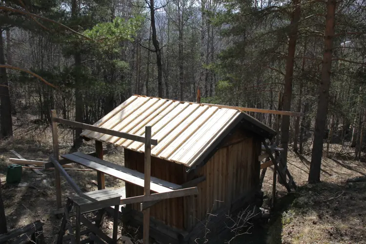 Taket er ferdiglagt. Det som gjenstår nå er at det legges et bord langsetter mønet