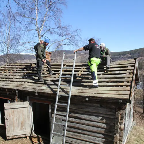 Taktekkingen er fjernet for å få bedre oversikt over skadeomfanget i takkonstruksjonen