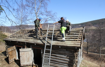 Taktekkingen er fjernet for å få bedre oversikt over skadeomfanget i takkonstruksjonen