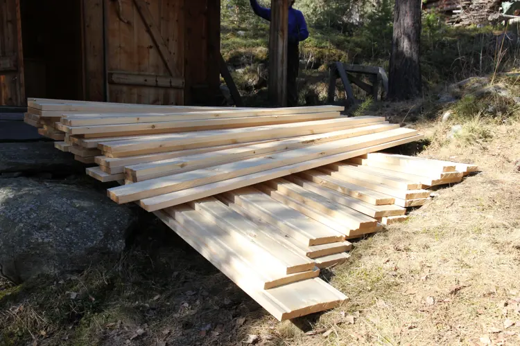 Dersom du skal legge bordtak er kvaliteten på virket avgjørende. Minst mulig kvist, vinterhogst og unngå bord med margsprekker.