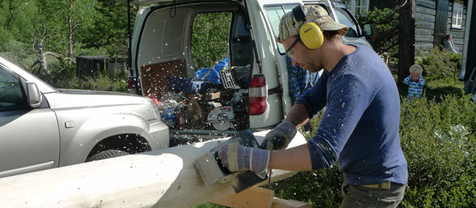 Høvling av mønsåsen, med tilskuer. Foto: Dag Erlend Lohne Mohn