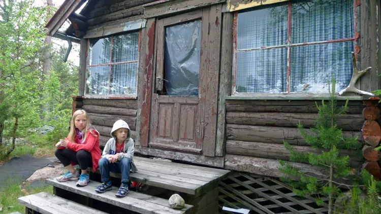 En liten pust på trammen. Restaurering blir et familieprosjekt som kanskje ikke alle synes er like gøy? Foto: Dag Erlend Lohne Mohn