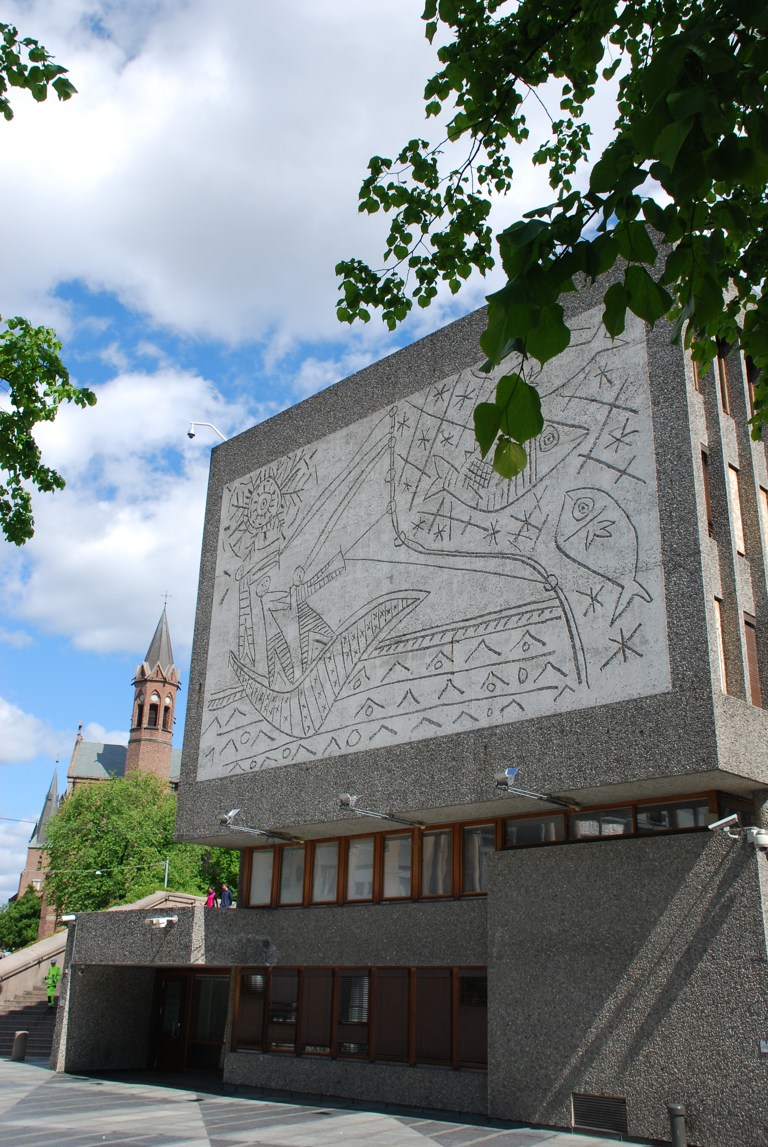 Y-blokka, 1958 ark. Erling Viksjø. Picassos motiv "Fiskerne" pryder gavlen mot Akersgata, og er sandblåst av Carl Nesjar. Foto: Trond Rødsmoen/Fortidsminneforeningen