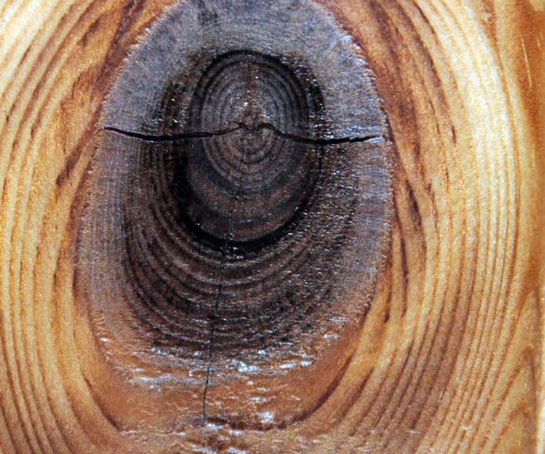 Kvist sprekker, derfor lekker den. Foto: Jon Bojer Godal