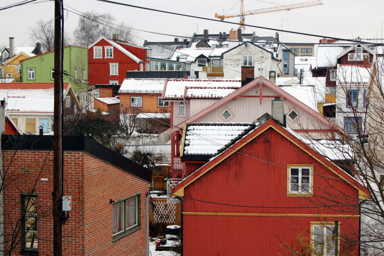Småhusbebyggelse i by, sjarmen ligger i mangfoldet av former og farger. Foto: Hilde Fossum Sundre