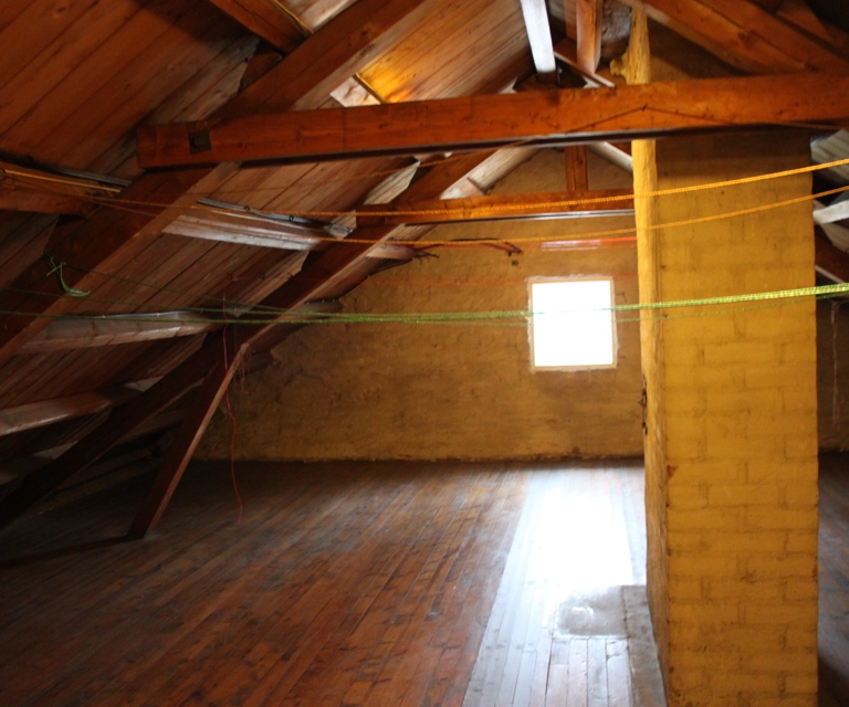 .. og etter vask ble alt båret opp på loftet og hengt til tørk. Foto: Hilde Fossum Sundre