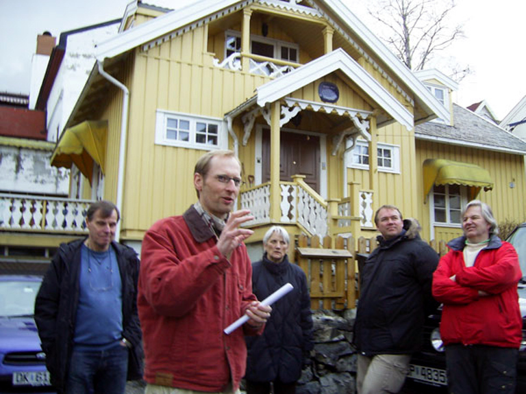 Avdelingsleder Morten Stige hos Byantikvaren forteller om Rodes hus. Foto: Rodeløkka vel