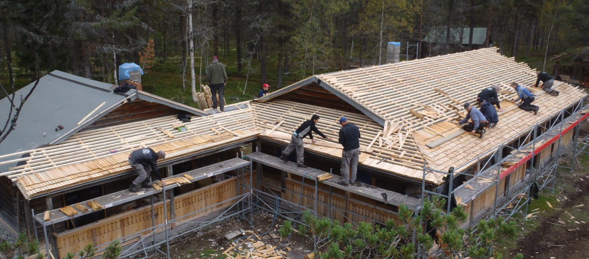 Under arbeid med tekking høsten 2011. Foto: Henning Søndmør