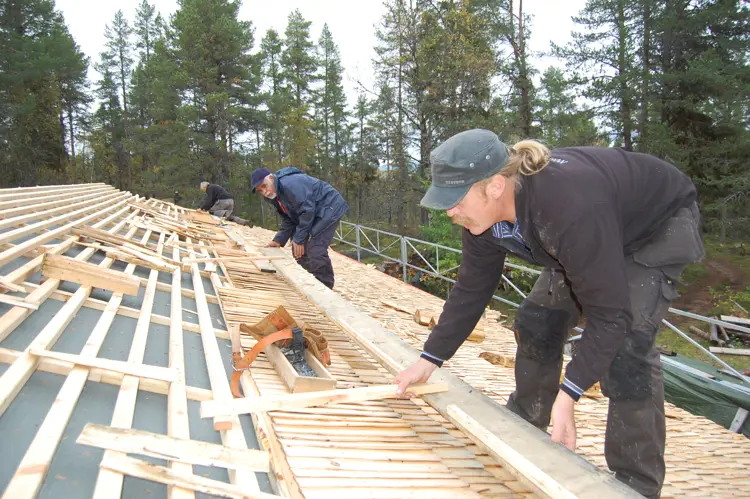 Tekking med spon og stikker gjøres gjerne på dugnad. Her løftes «reia» et legg opp. Foto: Kulturminnefondet