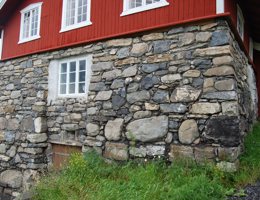 Fjøsmuren etter istandsetting. Foto: Einar Engen