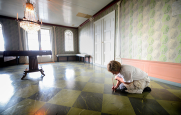 Dekorasjonsmester: Anne Louise Gjør har spesialisert seg på dekorasjonsmaling med Hamar som utgangspunkt - her på prisbelønnede Hovelsrud gård. Foto: Trond Lillebo