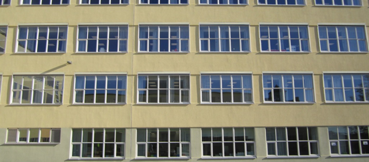 Sinsen skole (1938)  er en plasstøpt betongkonstruksjon med utvendig puss, opprinnelig isolasjon er 5 cm treullsement og gassbetong på innsiden. I dag er skolen etterisolert med 200 mm på utsiden. Foto: Multiconsult