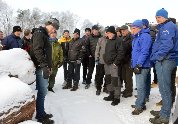 Vingelen i vinden. Jakob Trøan ved Materialbanken i Vingelen opplever økt inteesse for spesialproduktene fra fjellskogen nord i Østerdalen. Her med besøk fra Gudbrandsdalen. Foto: Bård Bårdløkken