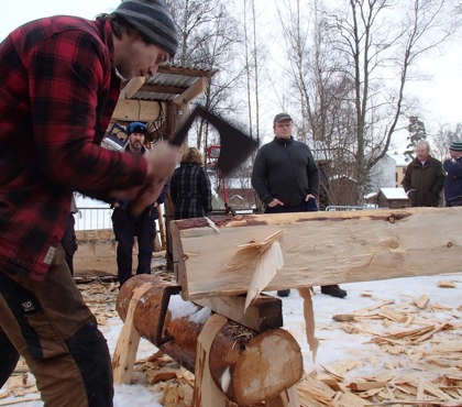 Tæljing av stokk til Heimtveten Foto: Norsk folkemuseum