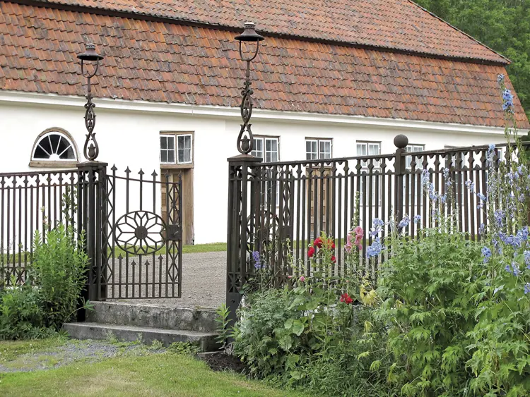 Støpejernsgjerde oppført av Jacob Aall på Nes Verk utenfor Tvedestrand i 1805. I dag er det femte generasjon etter Jacob Aall som vedlikeholder og restaurerer eiendommen. Dagens eier, Knut Aall, har utviklet et spesiell ett-strøks behandling for utvendig stål og jern som han kaller sverteolje. man kan også benytte rå linolje og pensle dette direkte på jernet. Behandlingen er ikke så varig, men bedre enn ingenting.