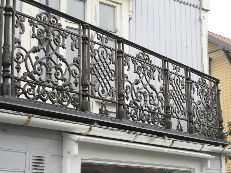 Detalj av vakker balkong i støpejern, Egersund.