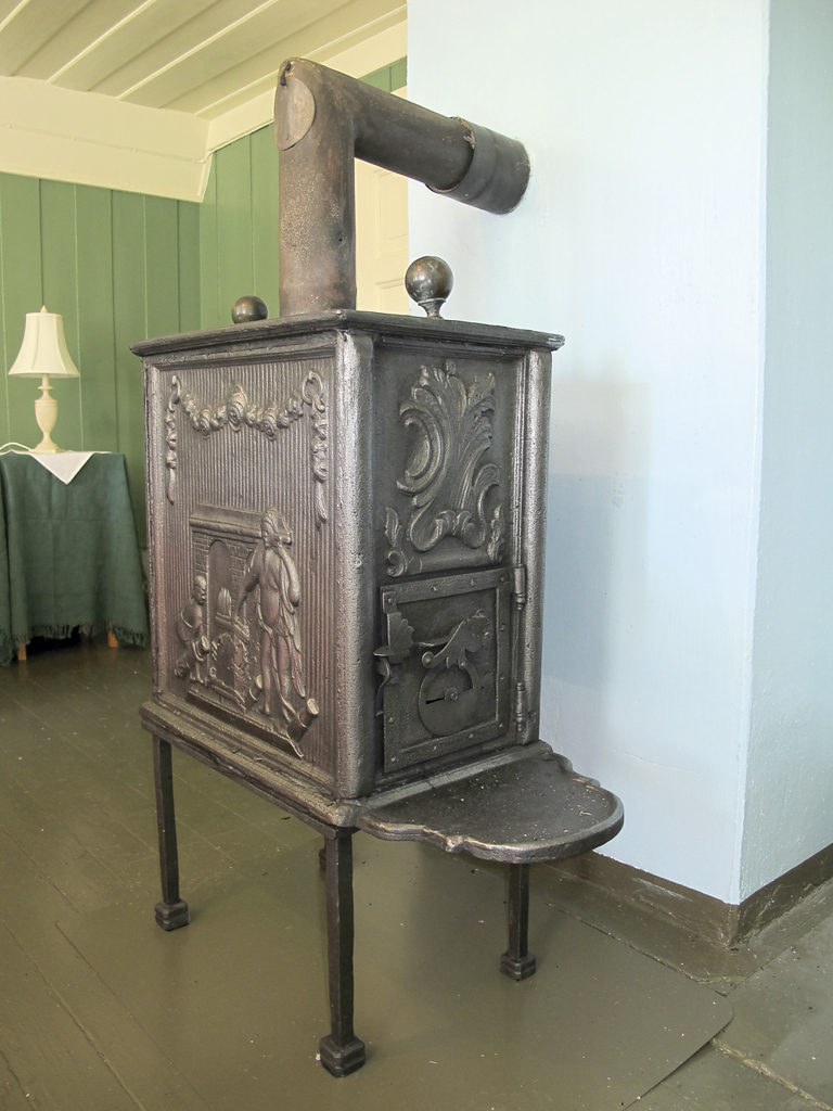 Rokokko ovn datert Fossum Jernverk 1766. Ovnsdøra er smidd for hånd, ovnen er støpt.
