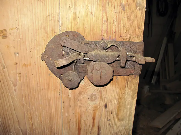 Gamle smijernsbeslag krever vedlikehold. en smed kan jo hjelpe deg med det.