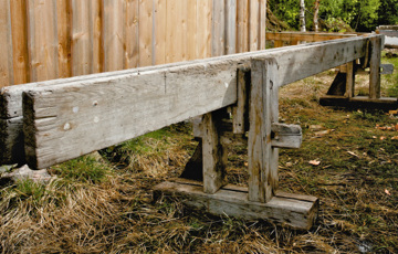 Skottbenk frå garden Kverndal i Målselv Kommune. Benken har tidlegare truleg hatt stramming med skruvar men er no tilpassa bruk med kilestramming. Foto: Siv Holmin