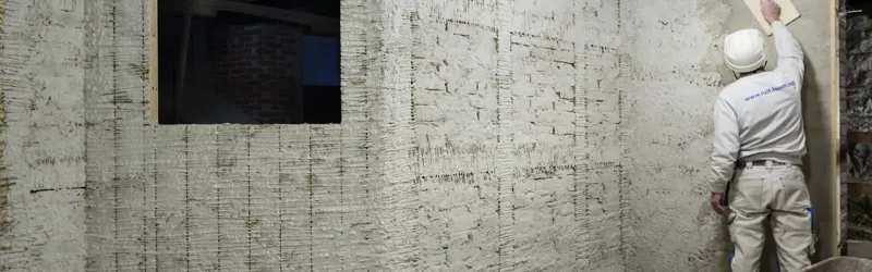 Det er brukt hydraulisk kalkmørtel ved murarbeidene. Her er vegger med rupanel og utmurt bindingsverk påført pussen. Foto: Trond Isaksen/Statsbygg