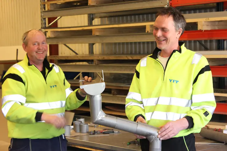 Audun Larsen og Inge Myren med det ferdige produktet
