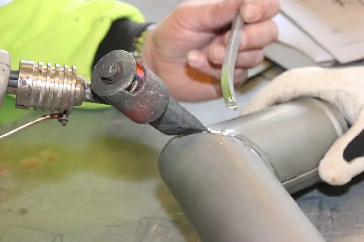 Emnene fikseres, strykes med loddevann Foto Terje Granås.JPG