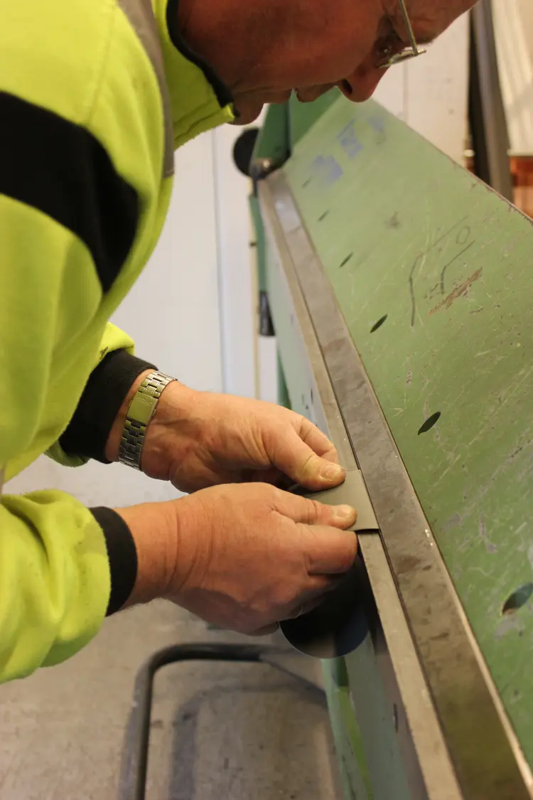 Etter valsing knekkes en ny fals Foto Terje Granås.JPG