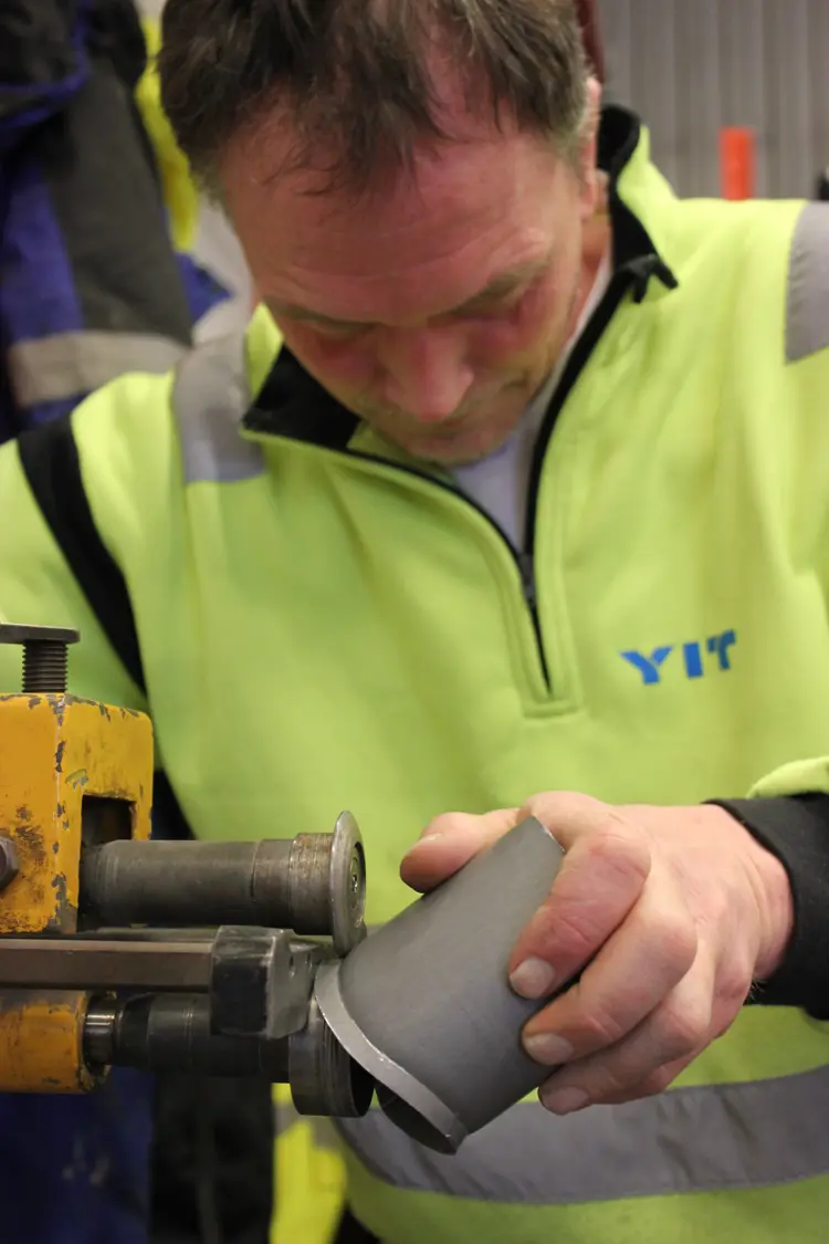 Flensing med sikkemaskin Foto Terje Granås.JPG