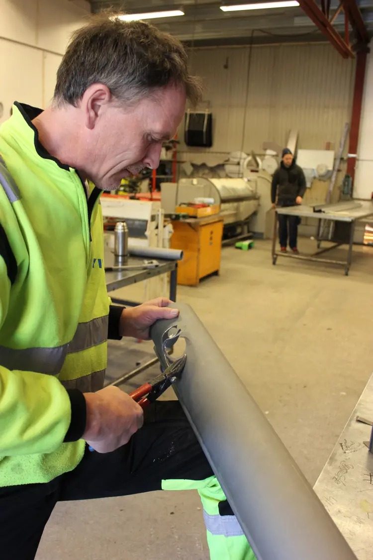 Hullet i renna klippes opp Foto Terje Granås.JPG