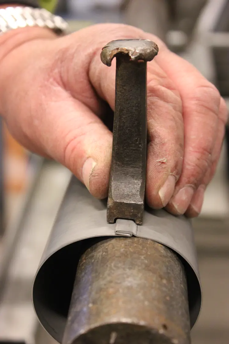 Lukkingen skjer med falsmeisel Foto Terje Granås.JPG