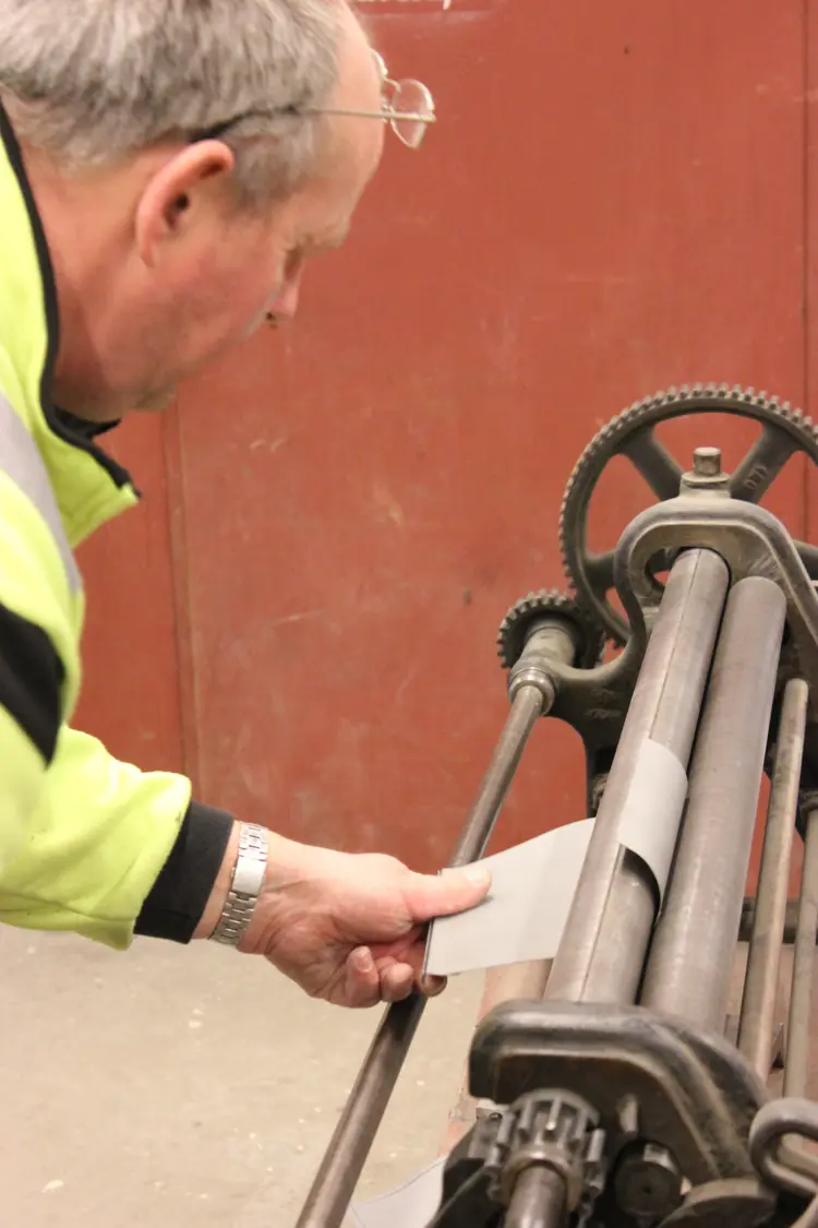 Valsing av ferdig bøyd emne Foto Terje Granås.JPG