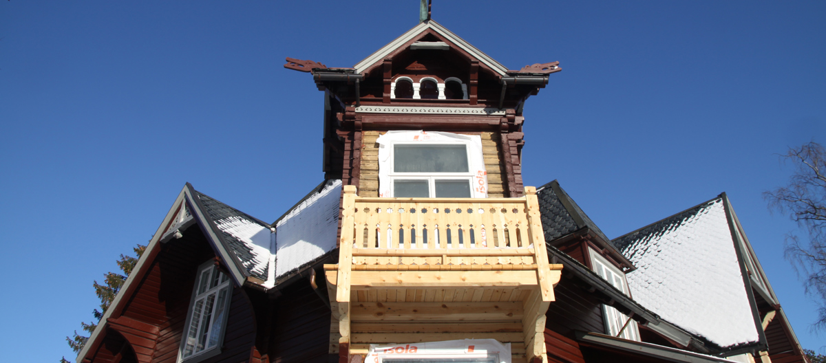 Kråkeslottet på tretten har fått ny balkong, bygget slik den var opprinnelig i malmfuru og uten beslag. Foto: Christel Wigen Grøndahl, Bygg og Bevar