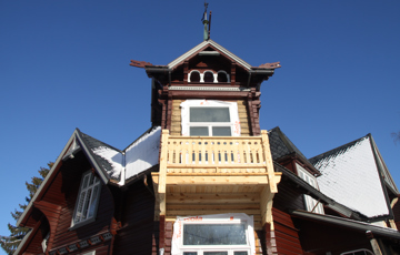 Kråkeslottet på tretten har fått ny balkong, bygget slik den var opprinnelig i malmfuru og uten beslag. Foto: Christel Wigen Grøndahl, Bygg og Bevar