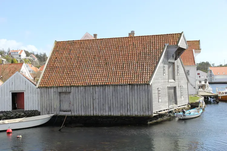 Sjøhus Og Naust Ble Bygget Med Gavlen Mot Sjøen For Å Gi Flest Mulig Tilgang Til Den Gode Havnen