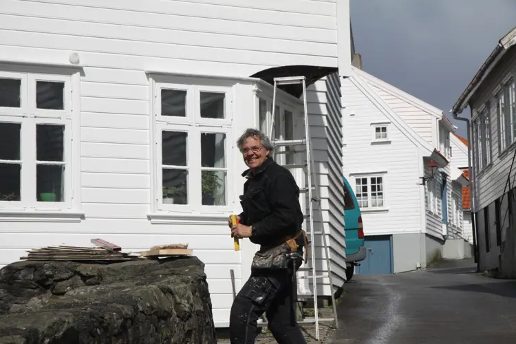Hjørnedøren må justeres slik at brannbilen kommer forbi. Foto: Christel Wigen Grøndahl, Bygg og Bevar