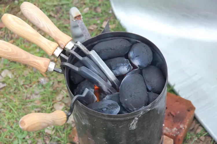 Fugjern varmes i en grillstarter med kull. Hvis kalkmørtelen henger seg fast kan man pensle på litt rå linolje. Foto: Christel Wigen Grøndahl, Bygg og Bevar