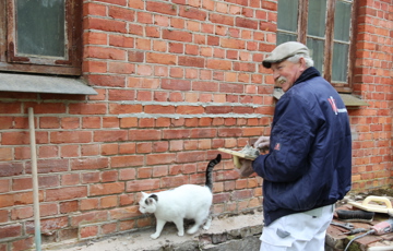 Kursholder og murmester Thomas Watson fra Watson Facaderenovering i Danmark. Katta på gården ville være å sjekke hva som skjedde! Foto: Christel Wigen Grøndahl
