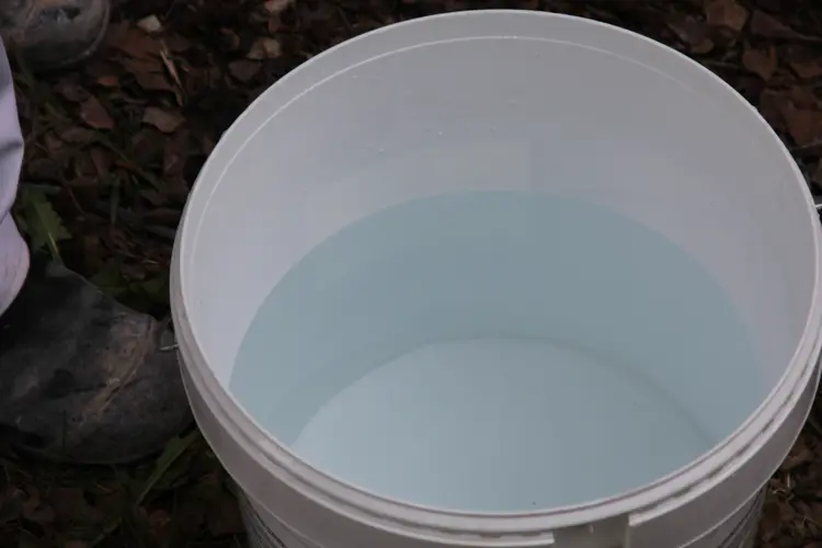 Kalkvann. Ser ut som vann, men med en hinne på toppen.