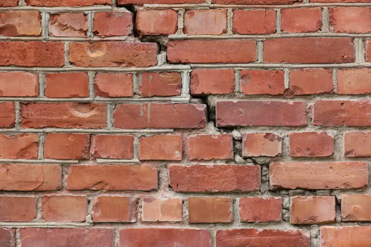 Sprekker. Er det en farlig eller ufarlig sprekk? Det finnes en enkel måte å sjekke det på ... Glassprøven! Foto: Christel Wigen Grøndahl