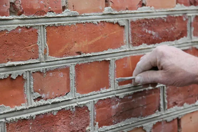 Vent en stund før du fjerner overskytende kalkmørtel. Foto: Christel Wigen Grøndahl