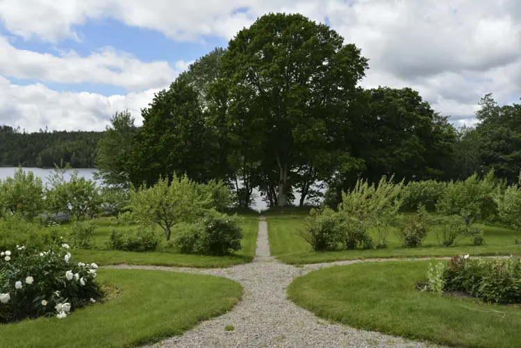 FLOTT HAGE: Arestad ligger tett inntil riksvei 21 og trafikk på framsiden. På baksiden åpenbarer den flotte barokk-renessansehagen seg som Aremark historielag har opparbeidet. Symmetri er et viktig stikkord, og epletrærne er podet med gamle eplesorter fra Aremark. Foto: Anja Lillerud
