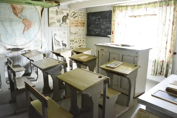 DA KLOKKA KLANG: Et av endegavlsværelsene i den gamle prestegårdsbygningen er innredet som et gammelt klasserom. Hit har historielaget invitert skoleklasser for å gi dem en smak av gamle dager. Foto: Anja Lillerud