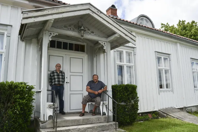 Bjørn Grøstad (t.v.) og Harald Nilsen i historielaget er blant dem som bruker mange timer hvert eneste år på å holde den lokale kulturskatten ved like. Foto: Anja Lillerud