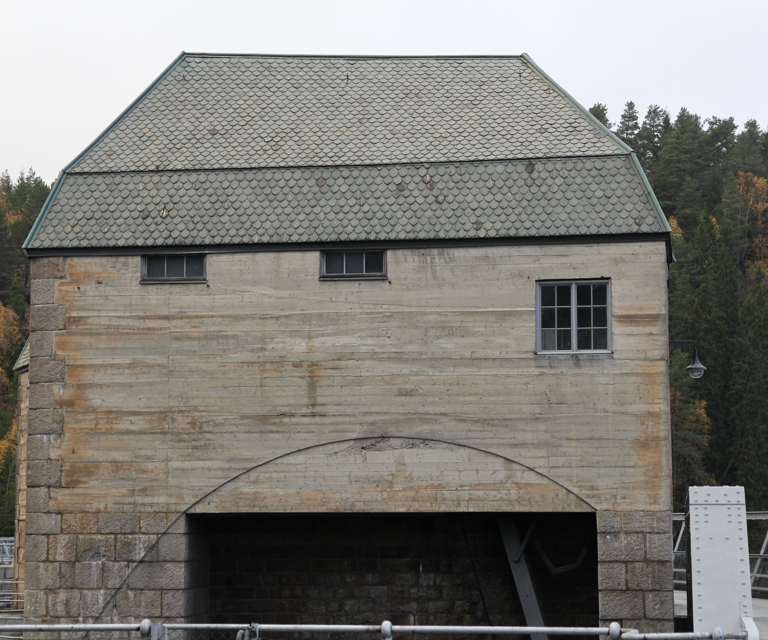 Solbergfoss kraftstasjon (1924) i Askim er tegnet av Bredo Greve. Kraftstasjonen er bygget i armert betong. Avtrykket fra forskalingen er godt synlig. Foto: Bygg og Bevar