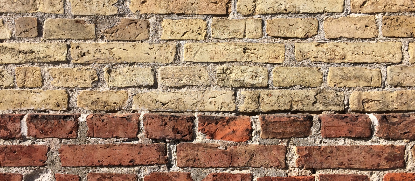 Steinene kan mures opp i regelmessige forband uten gjennomgående vertikale fuger. Teglverk murt i forband gir en solid vegg. Foto: Bygg og Bevar  
