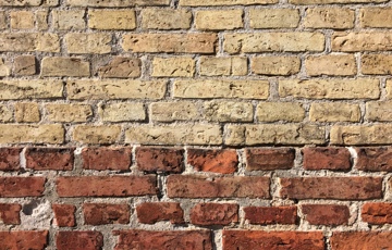 Steinene kan mures opp i regelmessige forband uten gjennomgående vertikale fuger. Teglverk murt i forband gir en solid vegg. Foto: Bygg og Bevar  