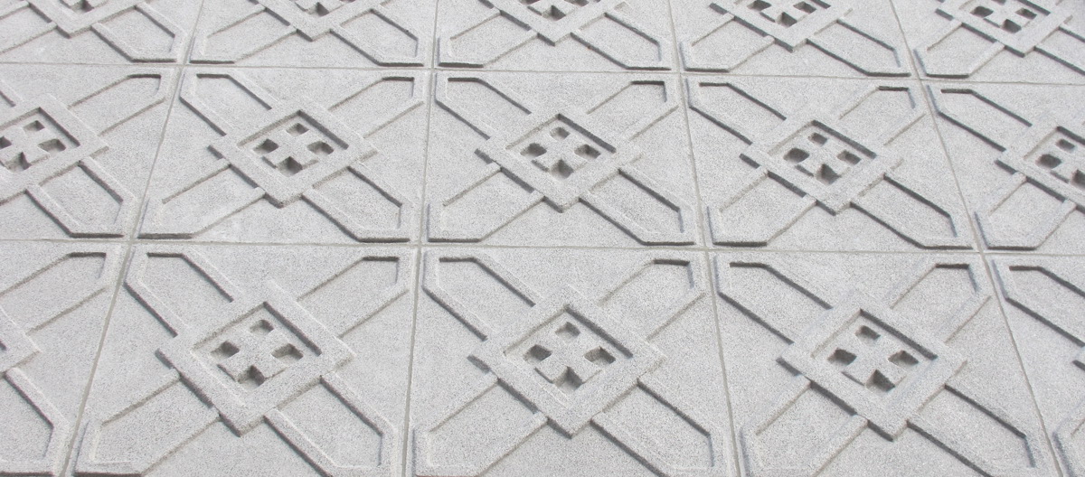 Detalj av dekorert fasade med mineralittpuss. Årstad vgs Foto: Beting Consult as