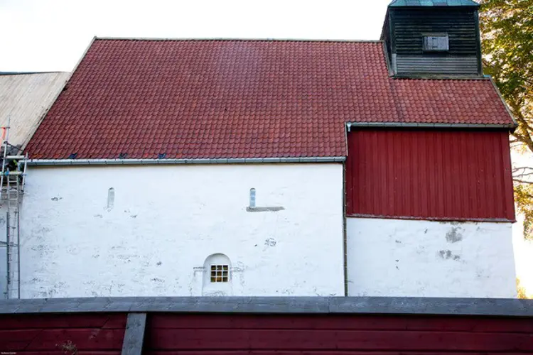 Vasken er ferdig. Taket er mosefritt. Steinen over koret er demontert. Foto: Kolbein Dahle