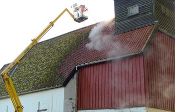 Taket vaskes varmt vatn i rikelege mengder. Moderat trykk. Foto: Kolbein Dahle