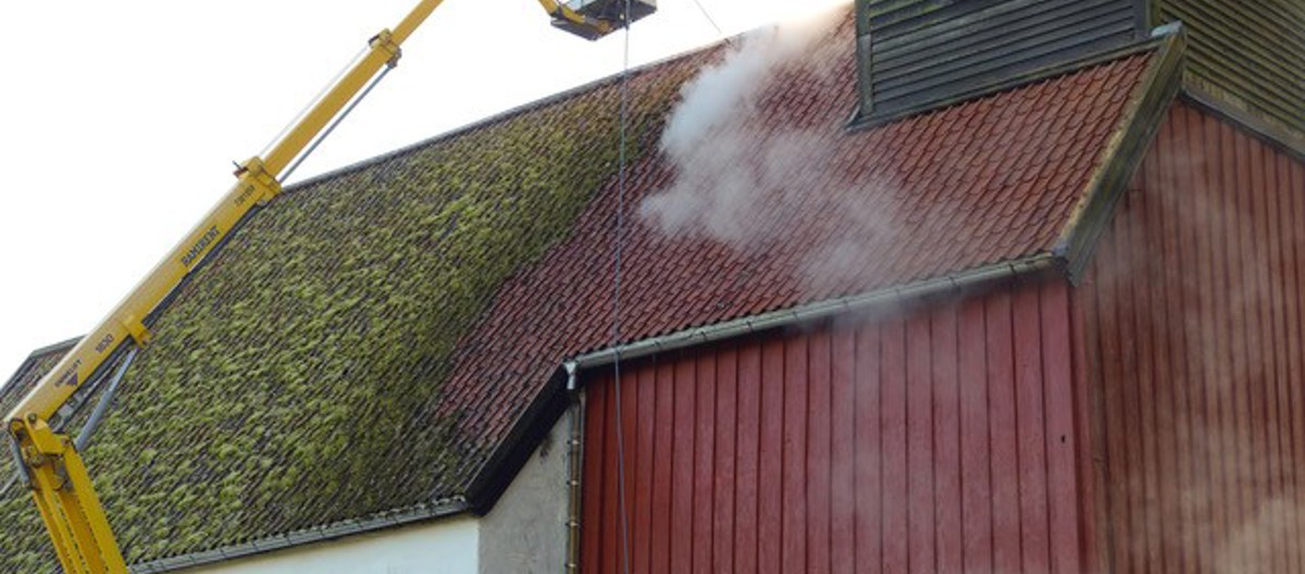 Taket vaskes varmt vatn i rikelege mengder. Moderat trykk. Foto: Kolbein Dahle